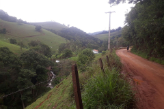 Estrada no meio do morro