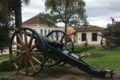 Canhão em frente ao panteon dos heróis