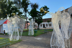 Pracinha da igreja decorada para o natal