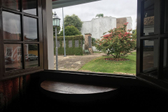 De dentro da sorveteria vendo o panteon dos heróis e o centro histórico